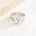 Nahaufnahme des silberfarbenen V-Rings mit Zirkonia-Inlay und Retro-Ziegelkettenstruktur - Stil Buchstabe V
