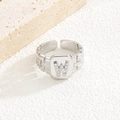 Detailaufnahme des silbernen W-Rings mit Zirkonia-Mikropflaster und gewebtem Banddesign - Buchstabe W Stil
