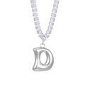 Nahaufnahme der bauschigen silbernen Buchstaben-D-Kette mit glitzernder Zirkonia-Tenniskette - Buchstabe D