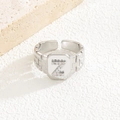 Detailansicht des silbernen Z-Rings mit Zirkonia-Mikropavé und strukturierter Oberfläche - Buchstabe Z Stil