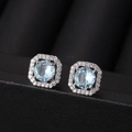 Elegante vierkante oorknopjes met hemelsblauw kristal en diamanten halo in zilveren finish - Lichtblauwe Zirkoon