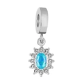 Ciondolo in argento con zircone ovale celeste e piccoli cristalli bianchi decorativi - Smeraldo