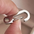 Edelstahl Karabiner Schlüsselanhänger zeigt den Federhaken Verschluss in Aktion - 12x26mm / Stahlfarben