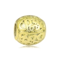 Makro-Detail des goldenen hohlen Charm-Anhängers mit Love-Gravur für DIY-Armbänder - LOVE Buchstabengravur (NO.4)