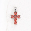 Klassischer Silberkreuz-Anhänger mit mikrogefassten tiefroten runden Edelsteinen - Silber Januar (Nur Anhänger (ohne Kette))