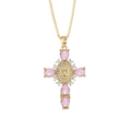 Detail van gouden kruis hanger met roze stenen en Maagd Maria embleem op ketting - Stijl 34 (Hanger Zonder Ketting)