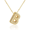 Nahaufnahme des goldenen Bubble-Buchstaben-B-Anhängers mit Mikro-Zirkonia und feiner Kette - B-Gold-Groß