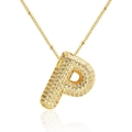 Dettaglio della collana con ciondolo a lettera P dorata con pavé di pietre di zirconia lucida - Lettera P (Solo ciondolo)