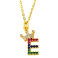 Goldene Halskette mit Buchstabe E Anhänger, Krone und bunten Zirkonia Steinen für Damen - Buchstabe E