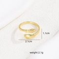 Dettaglio dell'anello regolabile color oro a mani che abbracciano in metallo spazzolato - Stile Mani che Abbracciano (JZ-022) / Oro