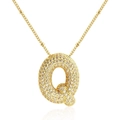 Dettaglio del ciondolo lettera Q in oro 18 carati con zirconi micro-pavé su catena fine - Lettera Q (Solo ciondolo)