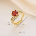 Dettaglio anello con gemma rossa da 1,1 cm e fascia intrecciata placcata oro con zirconi - Stile con Pietra Incastonata (JZJ-056-02) / Oro/Rosso