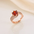 Dettaglio anello oro rosa con grande gemma rossa e pavé di zirconi scintillanti - Stile Regolabile con Pietra (JZM-056-02) / Oro rosa/Rosso