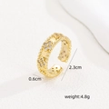 Anello dorato regolabile con motivi floreali e zirconi bianchi su uno sfondo bianco - Stile Fiore con Bordo Perlato (JZ--003) / Oro