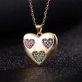 Collana con ciondolo a cuore in oro 18K con intarsio di zirconi rosa blu e verdi - I (Ciondolo Singolo)
