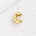 Makroaufnahme des polierten vergoldeten Buchstabens C Anhänger mit glatter Oberfläche - 3D-Buchstabe C (AL941193201390)
