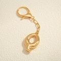 Llavero de letra Q bañado en oro de 18K 3D con cierre de langosta y acabado pulido - Letra Q