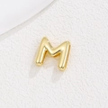 Vue détaillée du pendentif lettre M plaqué or poli avec finition miroir brillant - Lettre 3D M (AL941193201390)