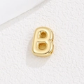 Makro-Detail eines 3D-vergoldeten Buchstaben-B-Anhängers mit Hochglanzpolur - 3D-Buchstabe B (AL941193201390)