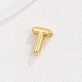 Détail macro du pendentif lettre T en 3D avec finition dorée polie et éclat métallique - Lettre 3D T (AL941193201390)