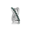 Vue macro d'une breloque en X argentée avec cristaux verts pour bracelet DIY - Style X Strass Vert (NO.7)