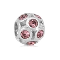 Detalle macro del abalorio de esfera con cristales rosas y diseño de metal hueco para pulseras - Bola de Pavé Rosa (NO.5)