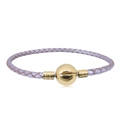 Detalle de pulsera de cuero trenzado lavanda con cierre de bola de metal dorado pulido - Violeta Claro