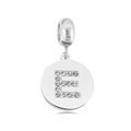 Detailweergave van zilveren ronde hanger met kristallen letter E en gepolijste oogje - Letter E