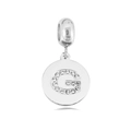 Detailopname van de zilveren roestvrijstalen ronde hanger met letter G en ingelegde zirkoon - Letter G