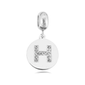 Macro-opname van ronde zilveren roestvrijstalen hanger met zirkonia-letter H inleg - Letter H