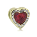Dettaglio macro dello charm a cuore placcato oro con centro rosso e motivo a cuore traforato - Stile Cuore Strass Rosso (NO.5)