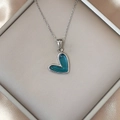 Primer plano del collar con colgante de corazón de esmalte azul en caja de seda - Plateado Verde