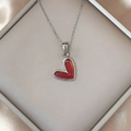 Detalle del colgante de corazón esmaltado rojo en cadena de acero inoxidable plata - Plateado Rojo