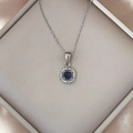 Macro di collana in argento con ciondolo gemma blu quadrata su raso color champagne - Blu