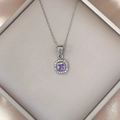 Dettaglio della collana d'argento con ciondolo quadrato viola e zirconi bianchi lucidi - Viola