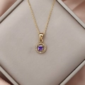 Dettaglio del ciondolo in zircone viola quadrato su catena sottile in acciaio inossidabile - viola-rosso