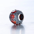 Détail macro de la perle en argent S925 avec motifs floraux et zircon de cœur rouge - Style Floral Cœur Pierre Rouge (20 ZZ0066)
