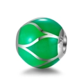 Detalle macro de un abalorio de plata S925 con diseño de hojas en esmalte verde - Hoja de Tres Pétalos Verde Luminosa (AMLD031A)