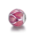 Vista macro del charm de plata 925 con esmalte rosa degradado y grabado de marca NAMI - Mármol de Pétalo Rosa Luminoso (AMLD031B)