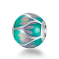 Primer plano de charm de plata 925 con patrones de pétalos en esmalte turquesa y rosa - Patrón de Pétalos Verde Rosa Luminoso (AMLD034A)