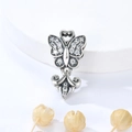 Macro detallada de un colgante de mariposa vintage de plata S925 con circonitas incrustadas - Estilo Mariposa Hueca Colgante (S413)