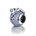 Charme ange en argent S925 avec zircons violets pavés sur fond blanc - Style Boule Pierre Violette Ange (17 ZZ0062)