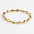 Detailansicht eines goldenen Edelstahl-Perlenarmbands mit polierter Spiegeloberfläche - Abwechselnde Größe Goldene Perlen Stil (BC596-2)