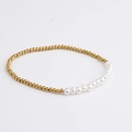 Detailansicht eines Armbands aus Goldperlen und weißen Perlen mit poliertem minimalistischem Stil - Gespleißte Perle Gold Ton Stil (BC596-11)