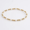 Nahaufnahme eleganter Edelstahl-Goldperlen und weißer Perlen auf dem Perlenarmband - Minimalistisch Abwechselnde Perle Stil (BC596-10)