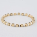Detailansicht der quadratischen Goldperlen und facettierten Silberperlen auf dem Armband - Gold und Silber Zweifarbig