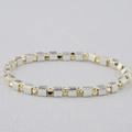 Makroaufnahme von silbernen Würfelperlen und goldenen facettierten Perlen am Armband - Silber-Gold Mix