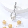 Elegante colgante de gota en plata S925 con perla blanca y cierre de micro pavé brillante - Estilo Perla Gota de Agua Hueca (YB2084)