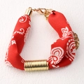 Detailansicht des roten Armbands mit Paisley-Muster, Goldröhre und praktischem Karabinerverschluss - Roter Paisley Stil (SB02-3)