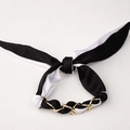 Detail eines Seidensatin-Stirnbands mit schwarz-weißem Farbblock und Goldkette - Schwarz Und Weiß (SB01-3)